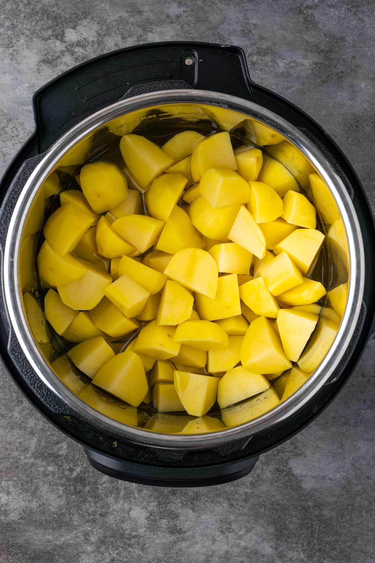 Geschnittene gekochte Kartoffeln in einem Instant Pot.