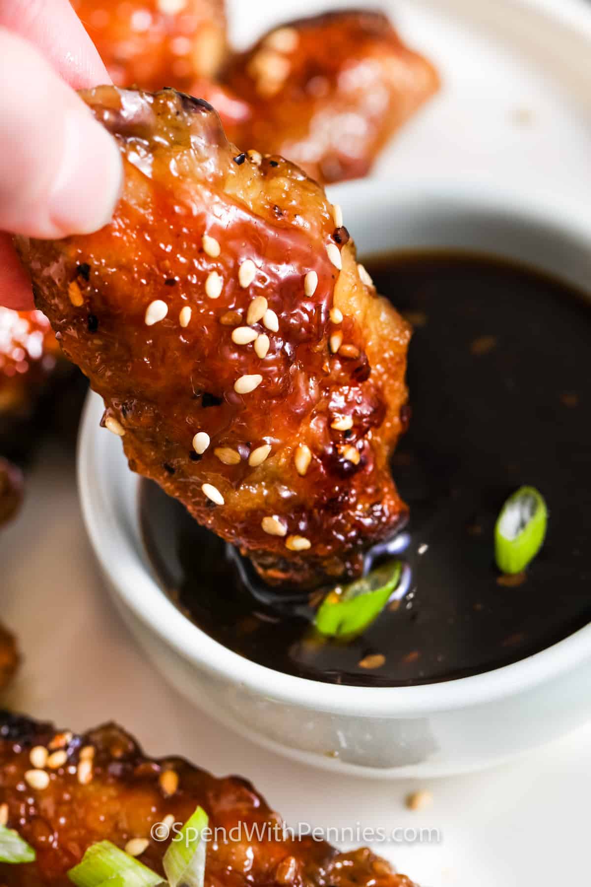 Teriyaki Chicken Wings in Sauce dippen