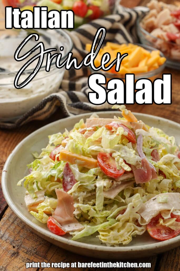 gemahlener Salat auf einem Teller neben Schüsseln mit Zutaten