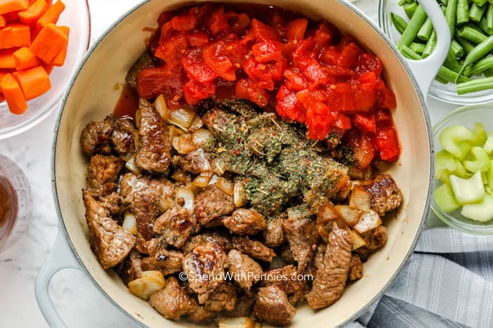 Angebratenes Rindfleisch und Tomaten in einem Topf