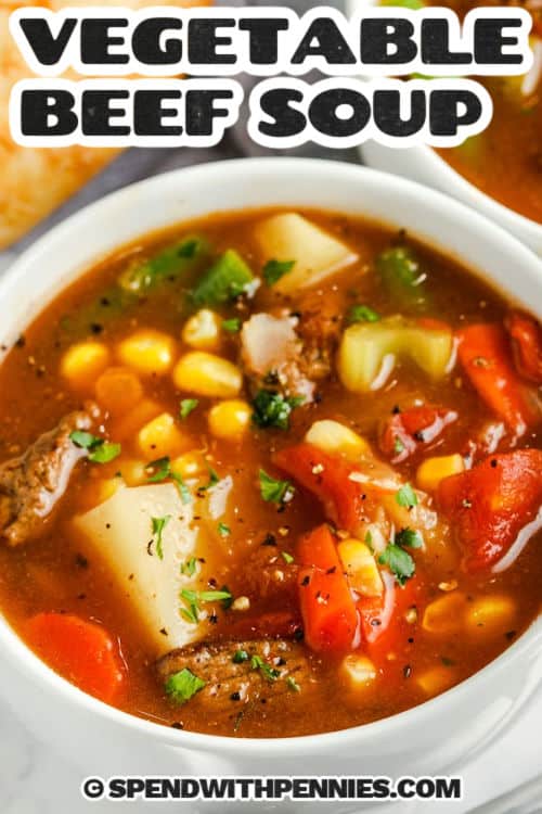 Herzhafte Gemüse-Rindfleisch-Suppe in einer Schüssel mit einem Titel