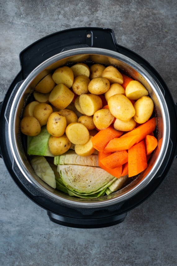 Kartoffeln, Karotten und Kohl kommen mit dem Corned Beef in den Instant-Topf.