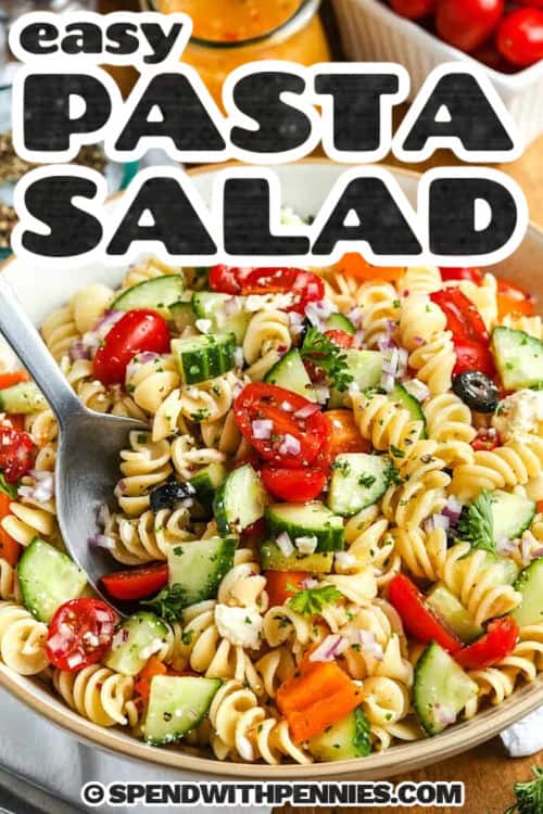 Nahaufnahme von Easy Pasta Salad in einer Schüssel mit einem Löffel und Titel