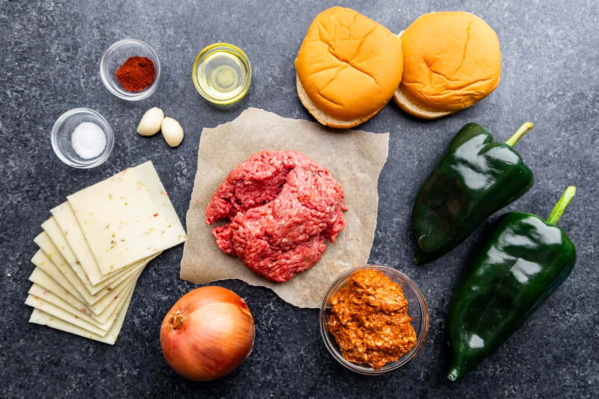 Eine Übersicht über die Zutaten, die für einen Queso Fundido-Chorizo-Hamburger benötigt werden.
