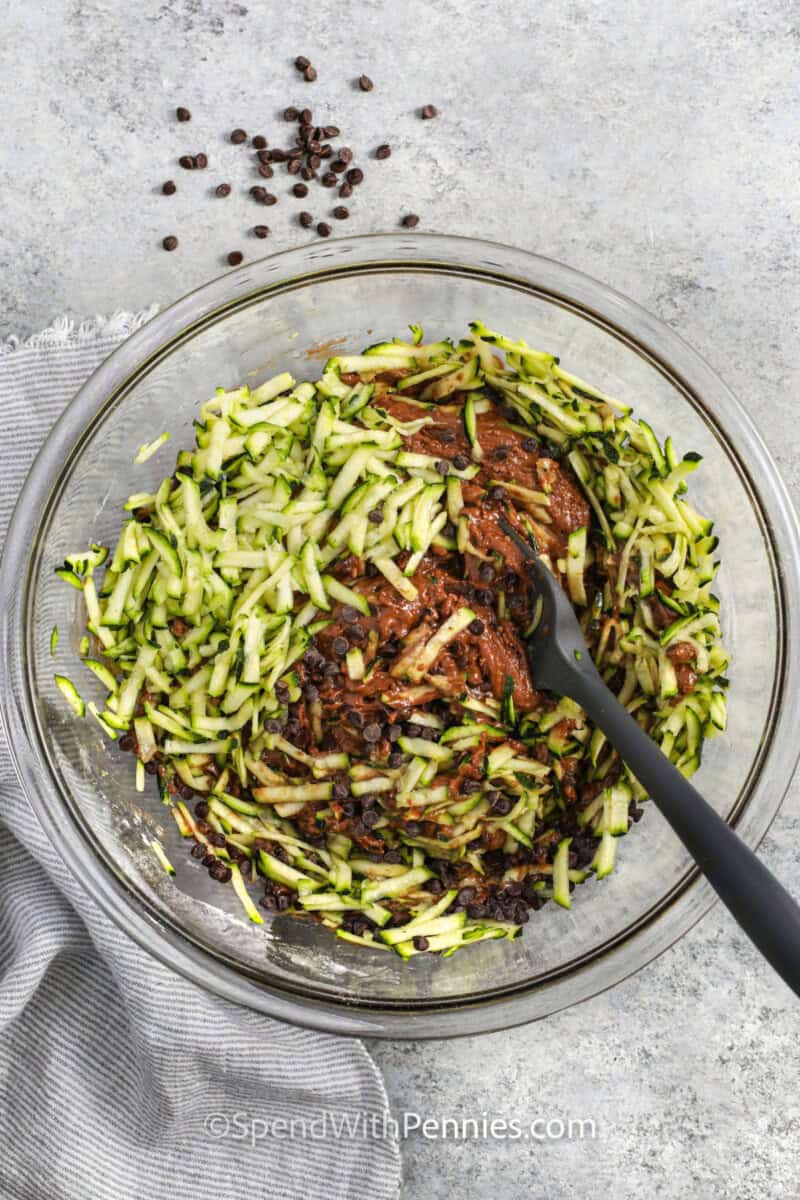 Hinzufügen von Zucchini zu den Zutaten für das Schokoladen-Zucchini-Brot