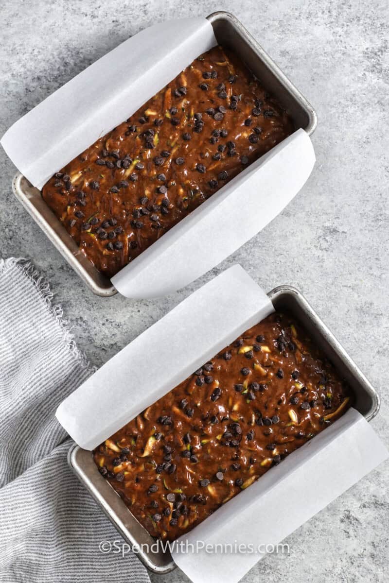 Schokoladen-Zucchini-Brot in der Pfanne vor dem Backen