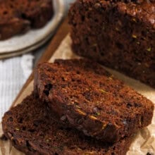 Laib Schokoladen-Zucchini-Brot in Scheiben geschnitten