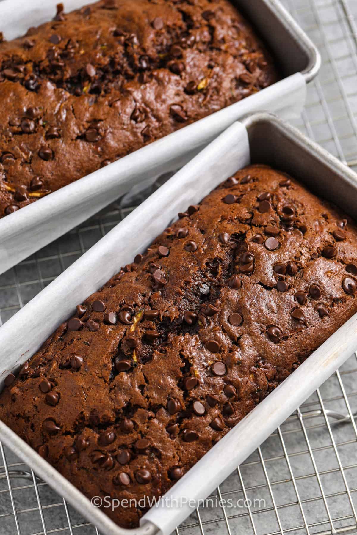 Laib Schokoladen-Zucchini-Brot in der Pfanne