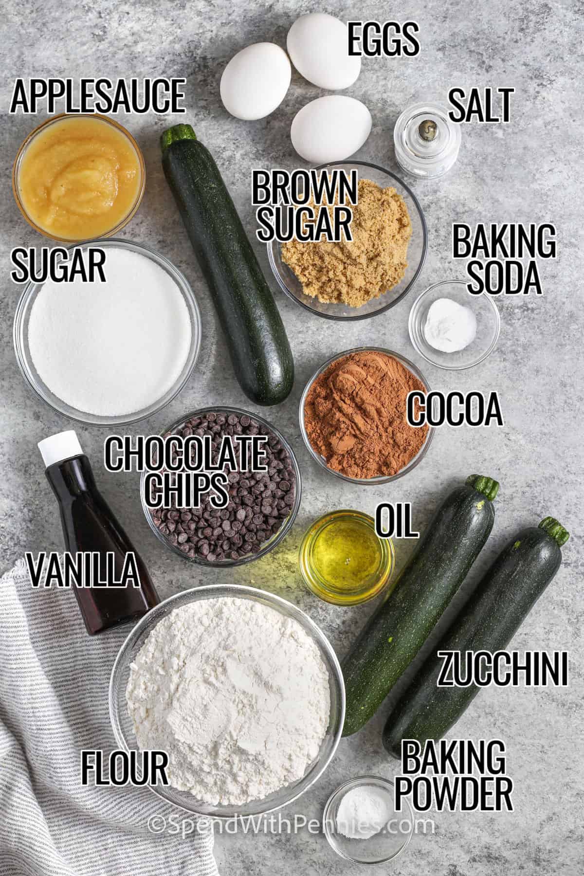 Apfelmus , Eier , Salz , brauner Zucker , Zucker , Backpulver , Kakao , Schokoladenchips , Öl , Vanille , Mehl , Backpulver , Öl , Zucchini mit Etiketten zu machen Chocolate Zucchini Bread