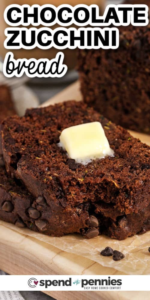 feuchtes Schokoladen-Zucchini-Brot mit Butter und Schrift