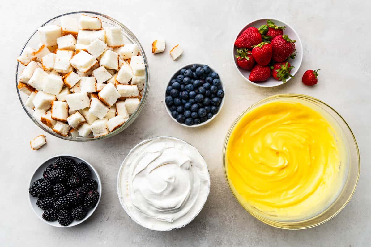 Ein Blick von oben auf die Zutaten, die wir für unser cremiges Beeren-Trifle brauchen.