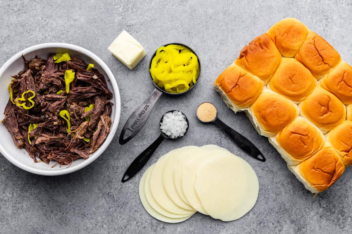 Eine Übersicht über die Zutaten, die du für die Mississippi Pot Roast Sliders brauchst.