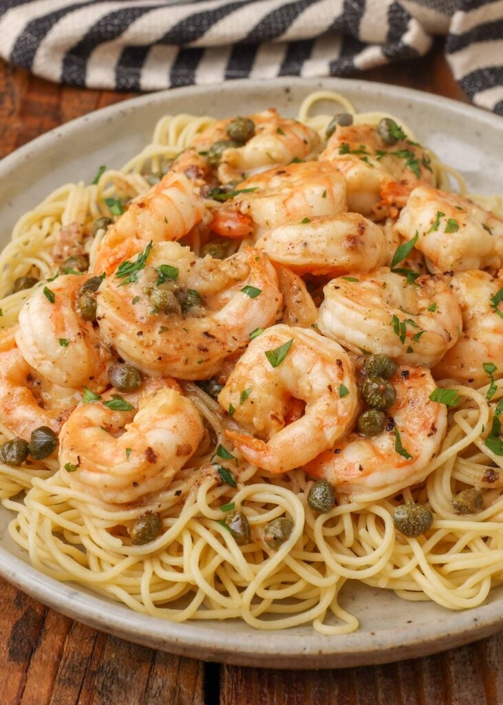 Shrimps auf Nudeln mit Piccata-Sauce 