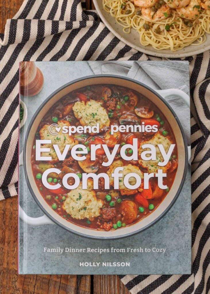 Everyday Comfort Kochbuch neben dem Handtuch auf dem Holztisch