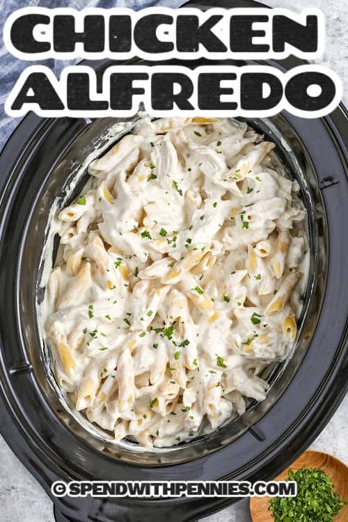 cremiges Crock Pot Chicken Alfredo im Topf mit einem Titel