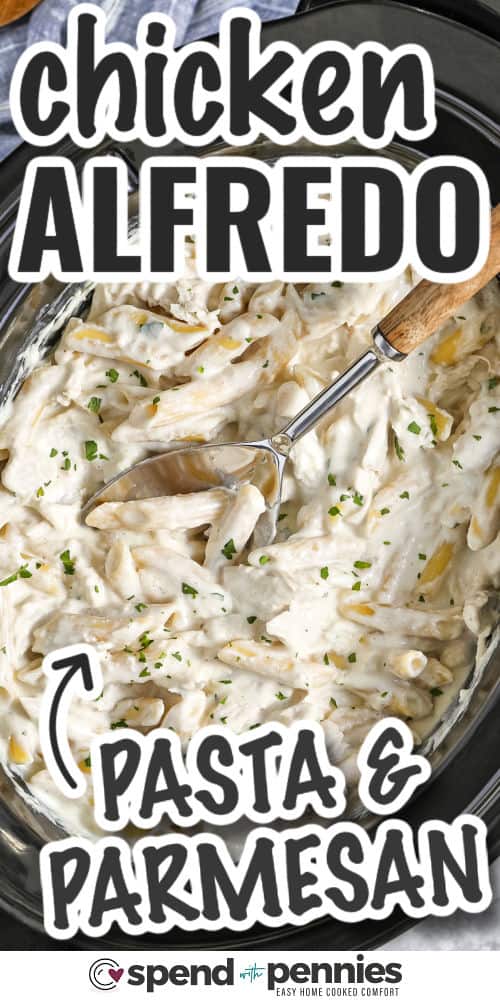 gekochtes Crock Pot Chicken Alfredo im Topf mit einem Löffel und Schrift