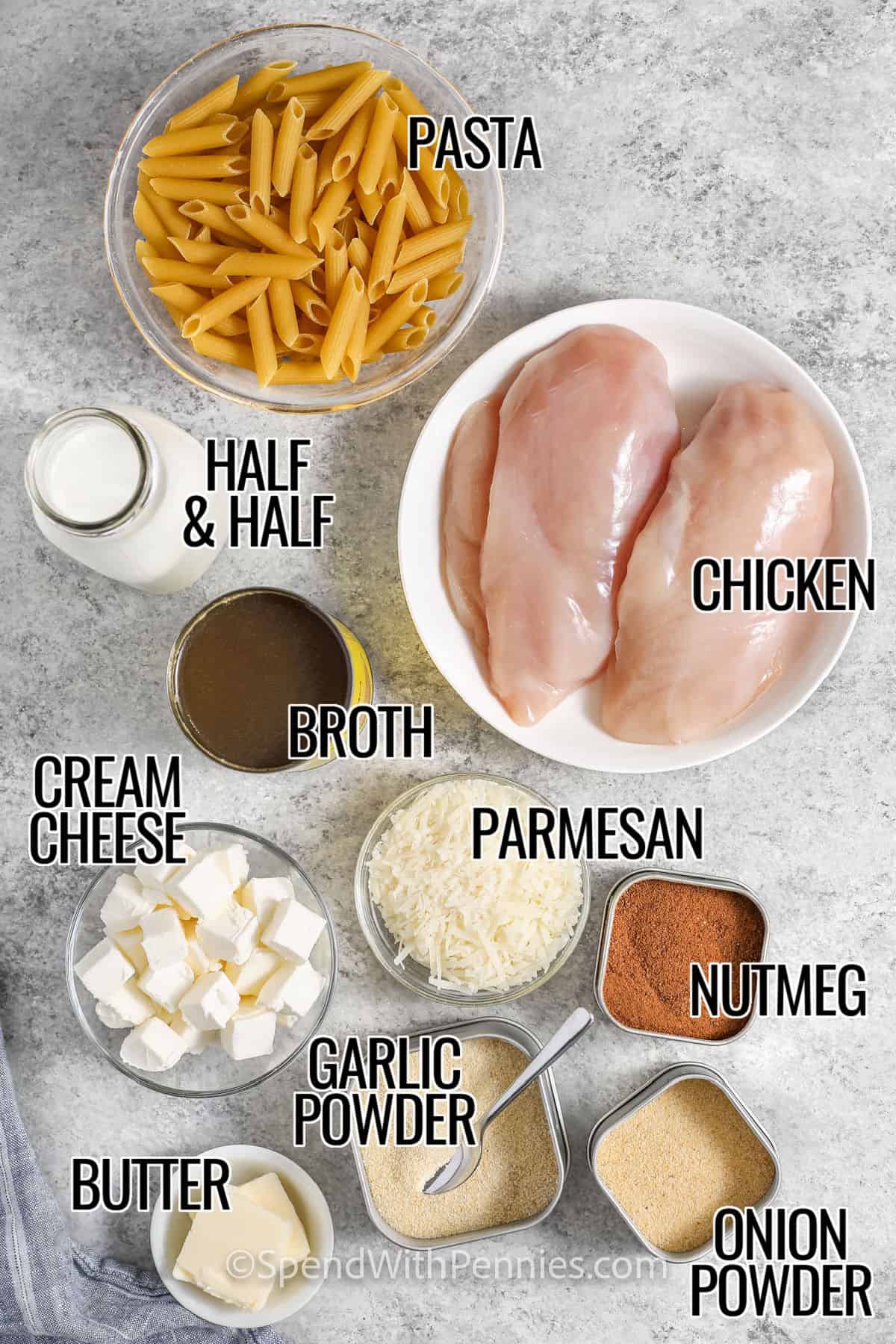 Nudeln, halb & halb, Huhn, Brühe, Frischkäse, Parmesan, Muskatnuss, Zwiebelpulver, Knoblauchpulver und Butter mit Etiketten, um Crock Pot Chicken Alfredo zu machen